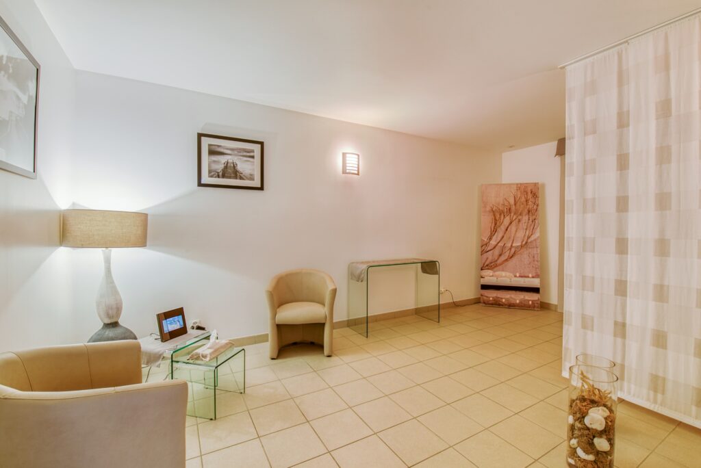 Fauteuil et table