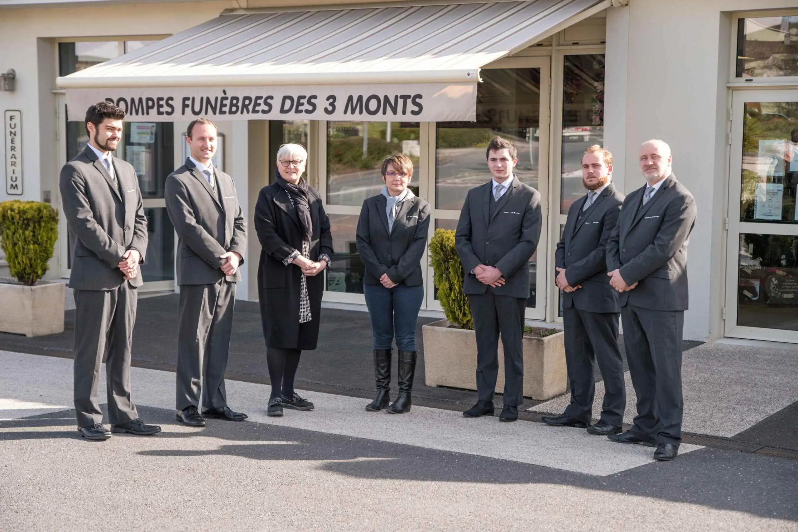 Équipe de conseillers et porteurs des Pompes Funèbres des 3 Monts.