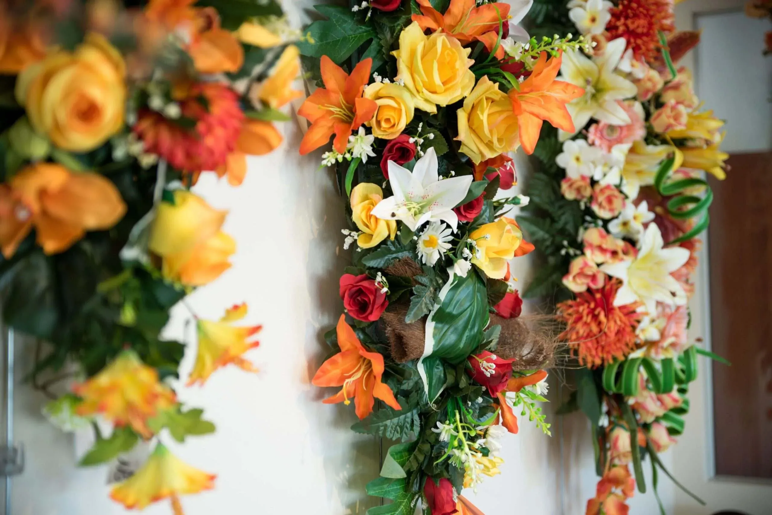 Compositions florales de deuil aux couleurs vives pour ornements funéraires.