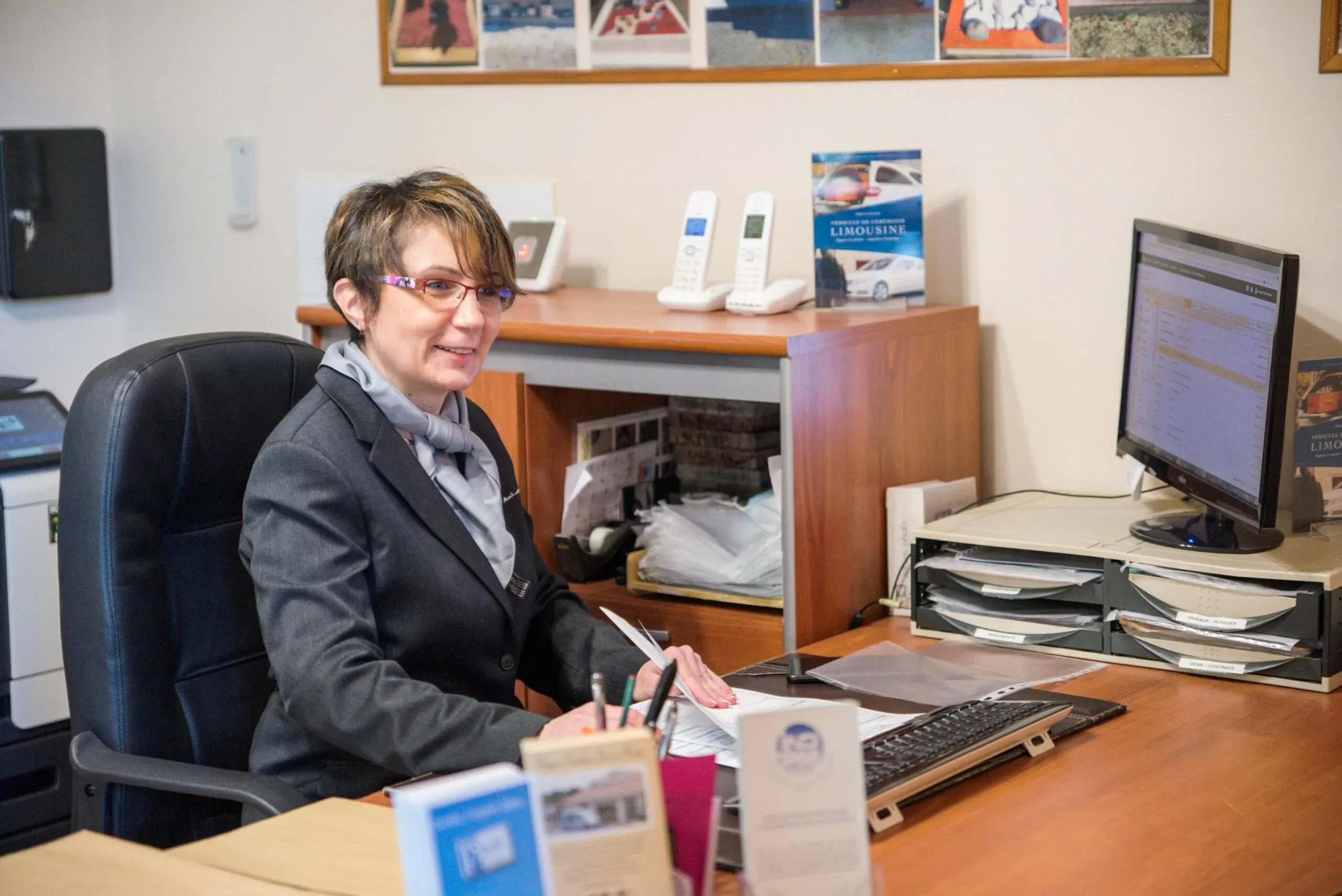 Conseillère funéraire accueillant les familles à son bureau de réception.